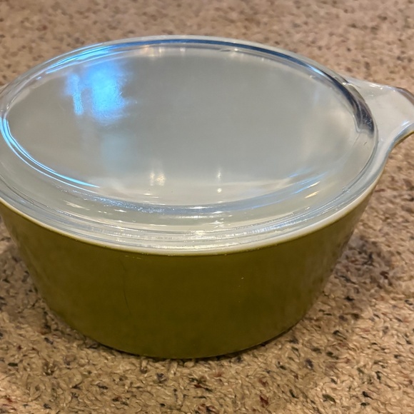 Pyrex Vintage avocado green casserole dish with lid - Picture 2 of 6
